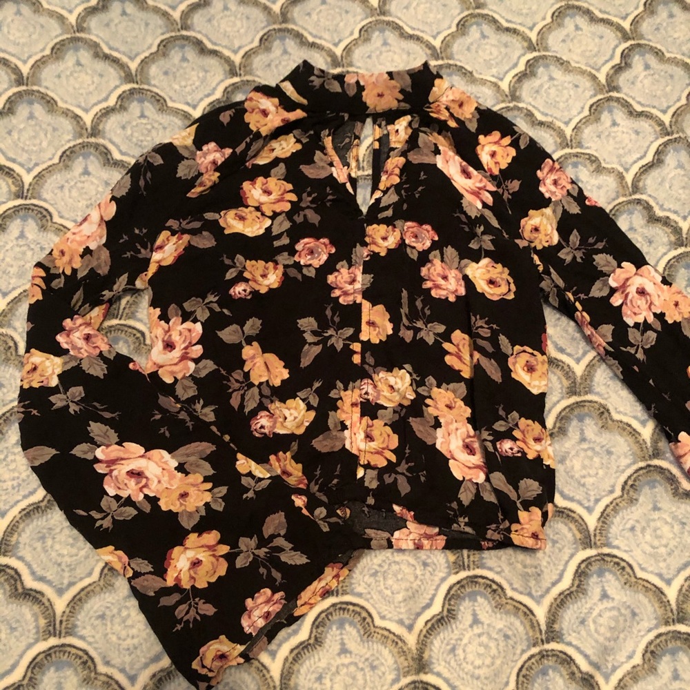Super cute bell sleeve crop top!